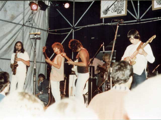 Im August 1983 hatten die Rusty Nails ihren ersten grossen Auftritt beim 2. Gindericher Openair!
                  Auf der B&uuml;hne standen und sassen die Ur-Rusties Detlef Goch (Schlagzeug), Winfried Riemann
                  (Gitarre) und Michael Mann (Gesang, Gitarre & Sax) zusammen mit Christian Kohl am Bass
                  und Neuzugang Andr&egrave; Winter (Gesang und Gitarre).