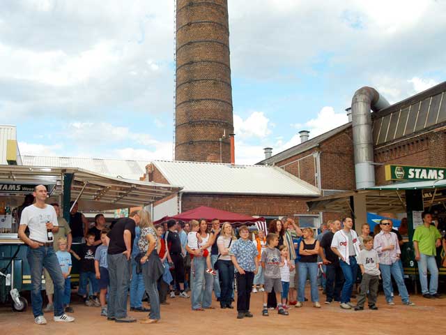 Suchbild mit Johannisbeersaft und flehenden H�nden